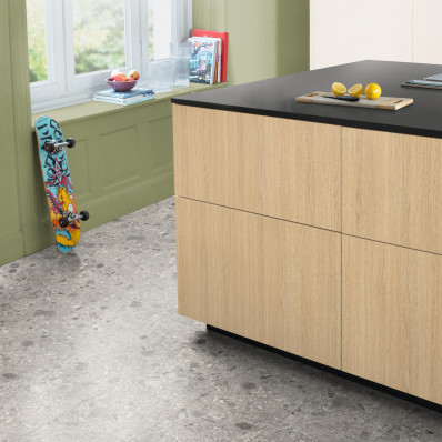EGGER NatureSense Aqua 8/32 Kingsize Triestino Terrazzo sivé SOLF021